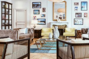 Elegant and contemporary living room design in Paris with modern furniture and stylish decor.