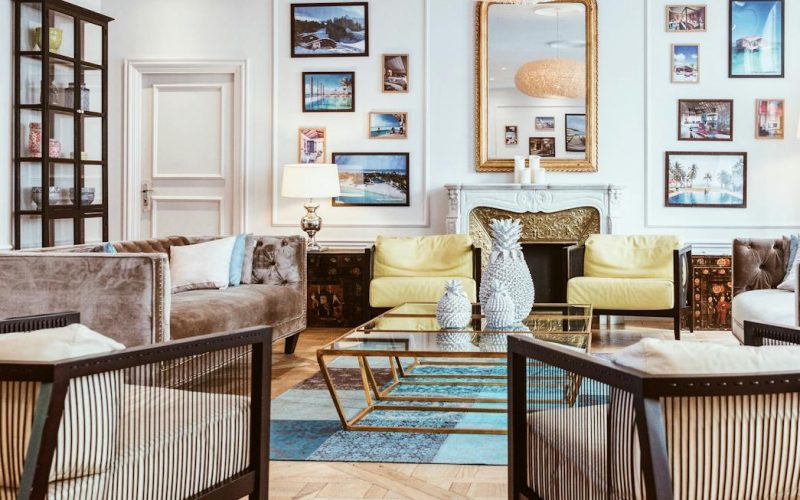 Elegant and contemporary living room design in Paris with modern furniture and stylish decor.